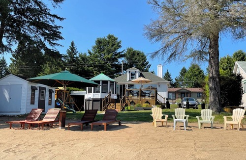 Lac-des-Plages Cottage | Lakeside Cottage with Private Beach Getaway