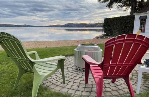 Lac-des-Plages Cottage | Lakeside Cottage with Private Beach Getaway