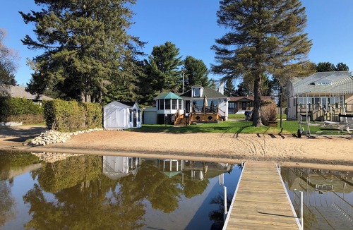 Lac-des-Plages Cottage | Lakeside Cottage with Private Beach Getaway