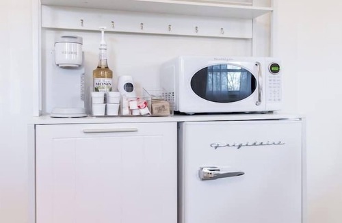 Henryville House | Lakeside Cottage: 1 bed/1 bath