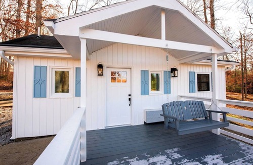 Henryville House | Lakeside Cottage: 1 bed/1 bath