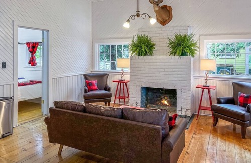 Inlet Cottage | Lakeside Cottage at The Birches on 4th Lake Inlet