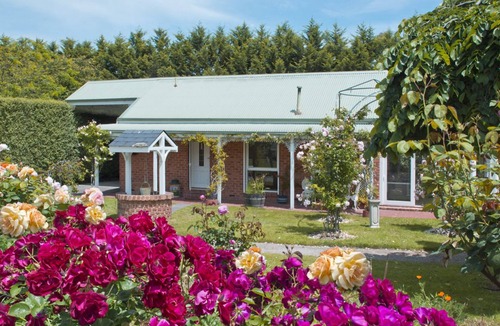 Kilsyth South Cottage | Lakeside Cottage