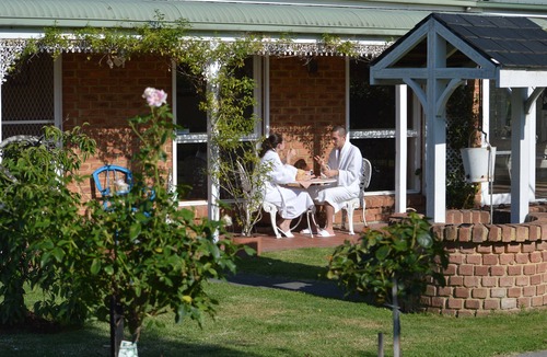 Kilsyth South Cottage | Lakeside Cottage