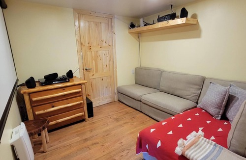 Low Ski Chalet | Lakeside Cottage,Beach,Hot Tub,Wifi,Arcade,MovieRm