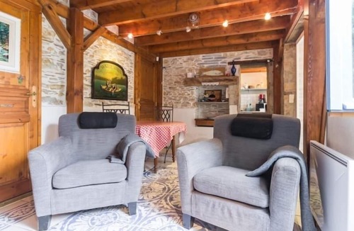 Joue-sur-Erdre Cottage | Lakeside cottage with enclosed garden, fireplace, and Wifi in Joué-sur-Erdre