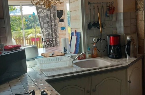 Joue-sur-Erdre Cottage | Lakeside cottage with enclosed garden, fireplace, and Wifi in Joué-sur-Erdre
