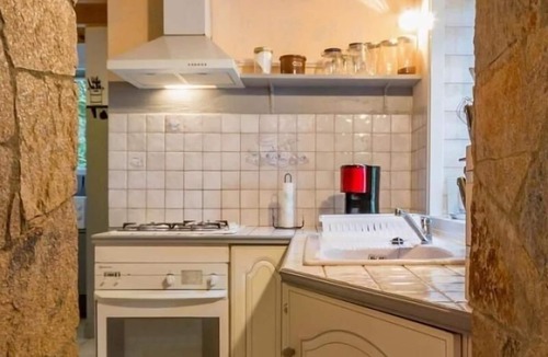Joue-sur-Erdre Cottage | Lakeside cottage with enclosed garden, fireplace, and Wifi in Joué-sur-Erdre