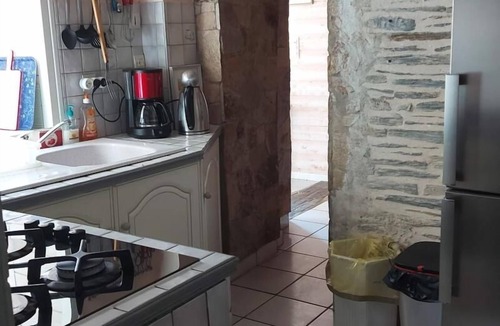 Joue-sur-Erdre Cottage | Lakeside cottage with enclosed garden, fireplace, and Wifi in Joué-sur-Erdre
