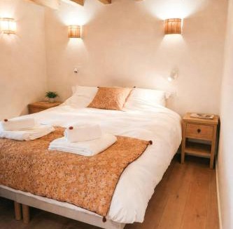 Conjux House | Lakeside Cottage Near Aix-Les-Bains
