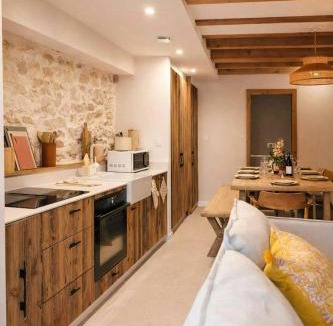 Conjux House | Lakeside Cottage Near Aix-Les-Bains