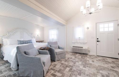 Henryville Apartment | Lakeside Cottage