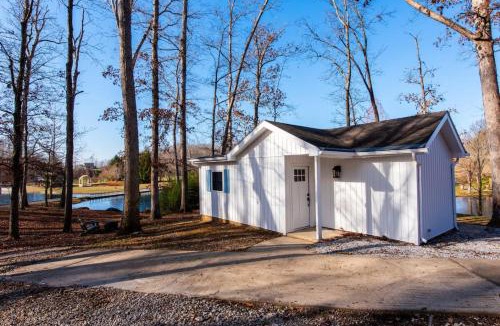 Henryville Apartment | Lakeside Cottage