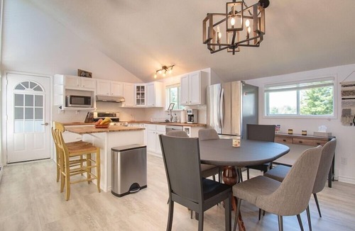 McKellar Cottage | Lakeside Cove - Three Bedroom Cottage, Sleeps 10