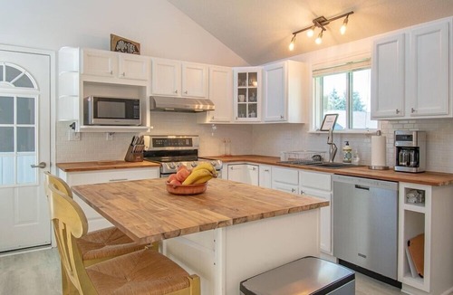 McKellar Cottage | Lakeside Cove - Three Bedroom Cottage, Sleeps 10