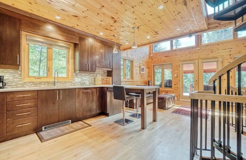 Val-des-Monts Ski Chalet | Lakeside Cozy & Quaint Kamanik Guest House
