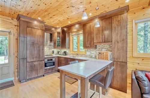 Val-des-Monts Ski Chalet | Lakeside Cozy & Quaint Kamanik Guest House