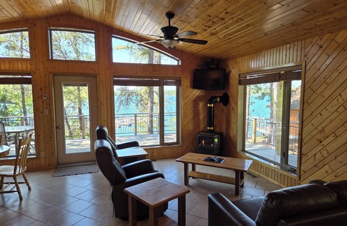 Sioux Narrows Nestor Falls Cottage | Lakeside deluxe 2 bedroom cottage