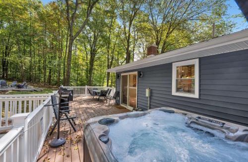 Lake Ariel House | Lakeside, Dock, Hot Tub, Kayaks, Arcade, Playset