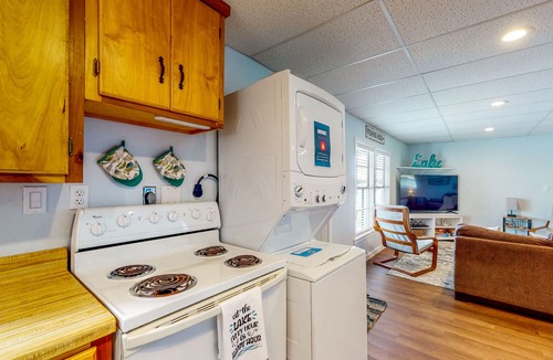 Bowie House | Lakeside dog-friendly retreat with covered patio