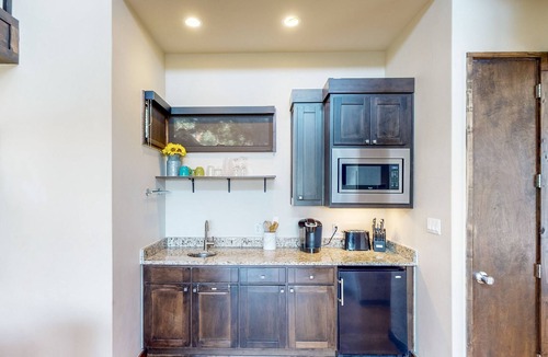 Spicewood Cabin | Lakeside dog-friendly cabin with loft, WFH desk & outdoor kitchen