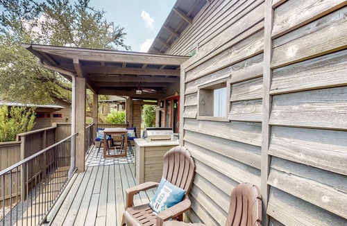 Spicewood Cabin | Lakeside dog-friendly cabin with loft, WFH desk & outdoor kitchen