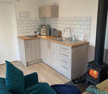 Pershore Cabin | Lakeside Eco Lodge- 'Heron'