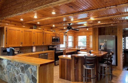 Eddyville Cabin | Lakeside Entertainment Lodge