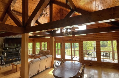 Eddyville Cabin | Lakeside Entertainment Lodge