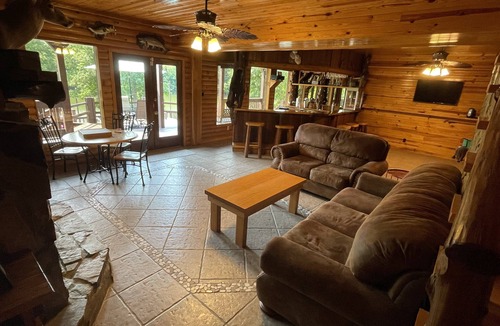 Eddyville Cabin | Lakeside Entertainment Lodge
