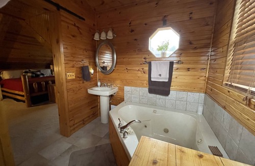 Eddyville Cabin | Lakeside Entertainment Lodge