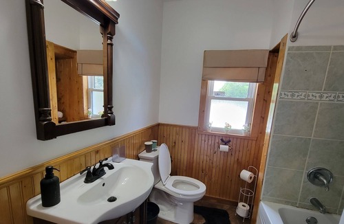 Deseronto House | Lakeside Escape