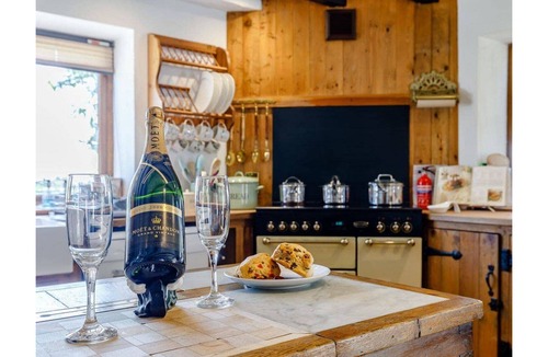 Endon Cottage | Lakeside Escape