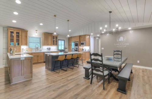 Lynchburg House | Lakeside Family Escape-Modern log home in secluded cove w/pvt. dock, Sleeps 12
