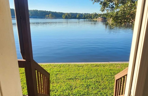 Willis Cabin | Lakeside fishing cabin on beautiful Lake Conroe.