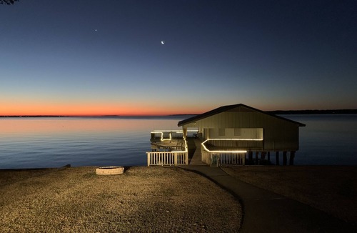 Pointblank House | Lakeside Gathering Place with Panoramic Views! Lake fun and fishing!