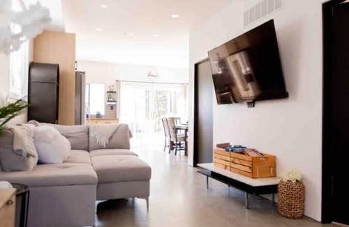 Rama House | Lakeside Gem with stunning viewsn