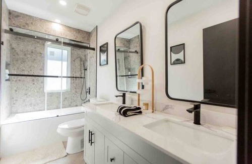 Rama House | Lakeside Gem with stunning viewsn
