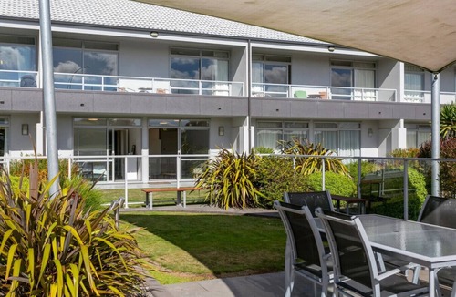 Hilltop Apartment | Lakeside Gem: Your Modern Retreat