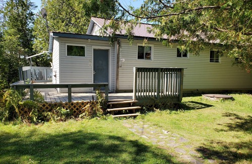 Goulais River Cottage | Lakeside Getaway - Close to Sault Ste Marie. Pet-Friendly!