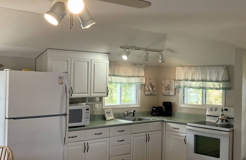 Lyndhurst Cottage | Lakeside Getaway - Charleston
