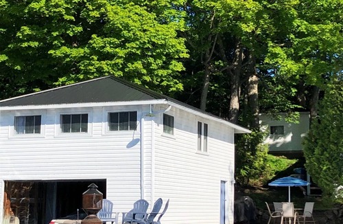 Lyndhurst Cottage | Lakeside Getaway - Charleston