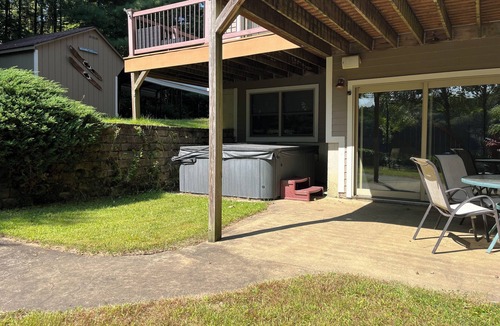 Sturbridge House | Lakeside Getaway! Gorgeous views! Sleeps 8+