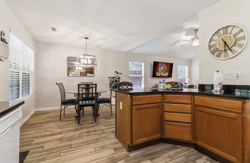 Springdale House | Lakeside Getaway - Next to Beaver Lake