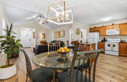 Springdale House | Lakeside Getaway - Next to Beaver Lake