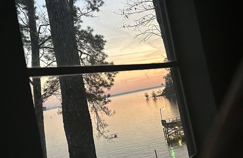 Hemphill House | Lakeside getaway on Toledo Bend with private pier & boat access