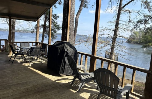 Hemphill House | Lakeside getaway on Toledo Bend with private pier & boat access