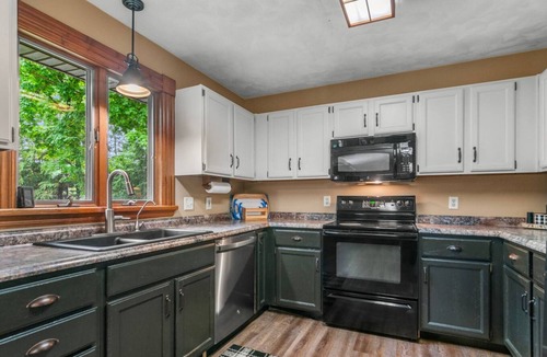 Gaylord House | Lakeside Getaway pet Friendly