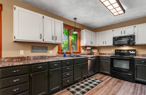 Gaylord House | Lakeside Getaway pet Friendly