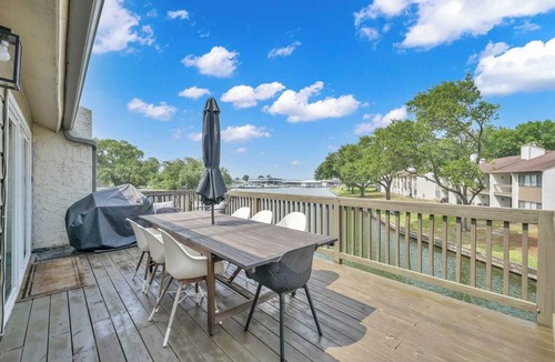 Walden on Lake Conroe House | Lakeside Getaway *Quiet Canal* 2 Story Deck - 4 Bdrm Townhouse by EverSan Cooper Getaways
